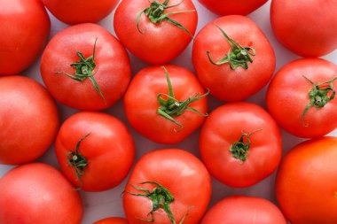 Olgun kırmızı domates gri taş zemin, üstten görünüm