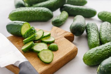 Detoks su için dilimlenmiş salatalık ile kesme tahtası. Enerji kokteyl hazırlama süreci