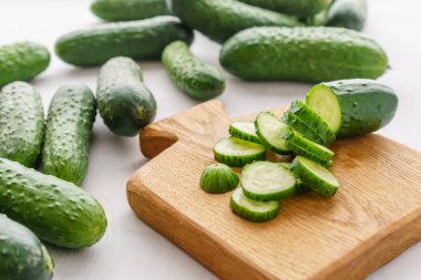 Detoks su için dilimlenmiş salatalık ile kesme tahtası. Enerji kokteyl hazırlama süreci