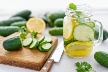 Yaz kokteyl salatalık limonata. Serinletici su ile salatalık, nane ve limon gri arka plan üzerinde. Sağlıklı içecek ve detoks kavramı. Kopya alanı