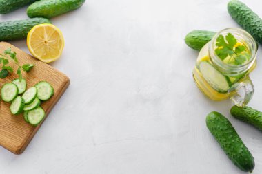 Yaz kokteyl salatalık limonata. Serinletici su ile salatalık, nane ve limon gri arka plan üzerinde. Sağlıklı içecek ve detoks kavramı. Kopya alanı