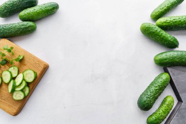 Yaz kokteyl salatalık limonata. Serinletici su ile salatalık, nane ve limon gri arka plan üzerinde. Sağlıklı içecek ve detoks kavramı. Kopya alanı