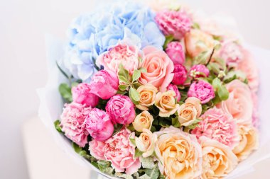 güzel bahar buket. çeşitli renk pembe tablo üzerinde cam vazoda çiçek aranjman. parlak oda, beyaz duvar.