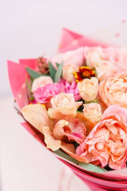 güzel bahar buket. çeşitli renk pembe tablo üzerinde cam vazoda çiçek aranjman. parlak oda, beyaz duvar.