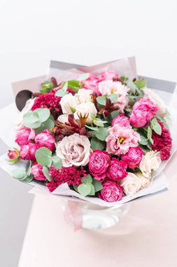 güzel bahar buket. çeşitli renk pembe tablo üzerinde cam vazoda çiçek aranjman. parlak oda, beyaz duvar