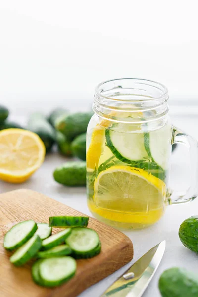 Літній коктейль огірковий лимонад. Освіжаюча вода з огірком, м'ятою та лимоном на сірому фоні. Здоровий напій і концепція детоксикації. Копіювати простір — стокове фото