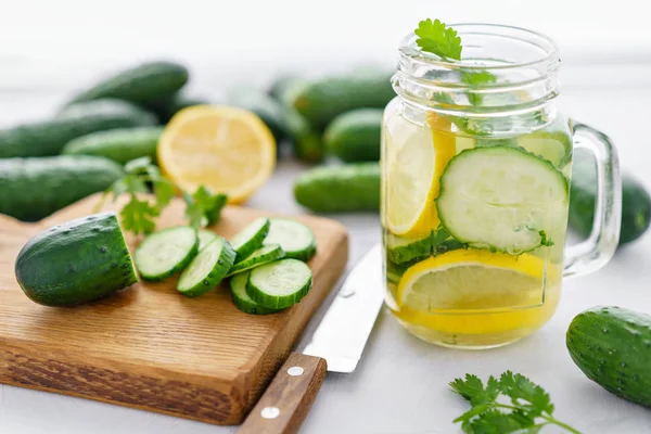 Limonada de pepino de coquetel de verão. Água refrescante com pepino, hortelã e limão sobre fundo cinza. Conceito de bebida saudável e desintoxicação. Espaço de cópia — Fotografia de Stock