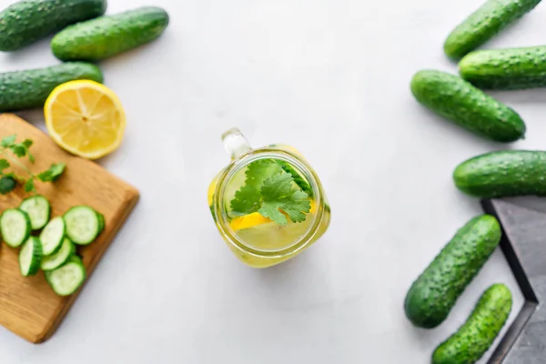 Sommercocktail Gurken Limonade. Erfrischungswasser mit Gurke, Minze und Zitrone auf grauem Hintergrund. gesundes Getränk und Entgiftungskonzept. Kopierraum — Stockfoto