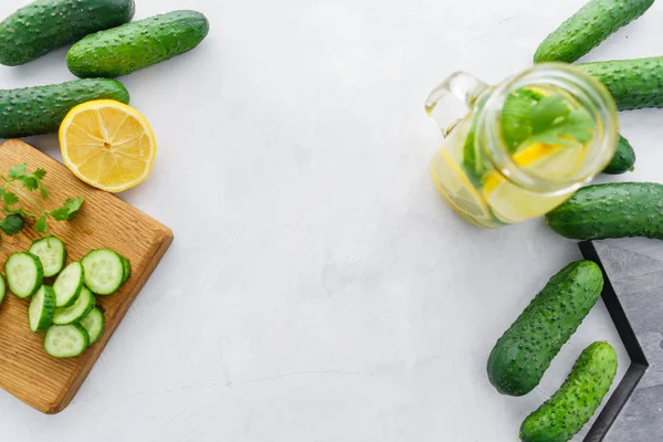 Limonada de pepino de coquetel de verão. Água refrescante com pepino, hortelã e limão sobre fundo cinza. Conceito de bebida saudável e desintoxicação. Espaço de cópia — Fotografia de Stock