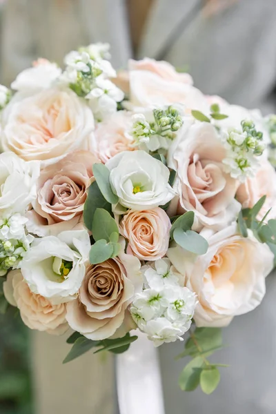 Humeur printanière. Jeune fille tenant un beau bouquet de mariage. arrangement de fleurs avec des fleurs blanches et de couleur pastel . — Photo