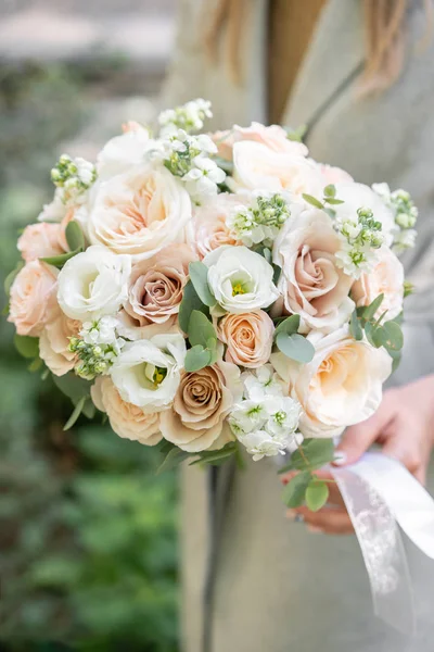 Våren humör. Ung flicka håller en vacker brudbukett. blomsterarrangemang med vitt och pastell färg blommor. — Stockfoto