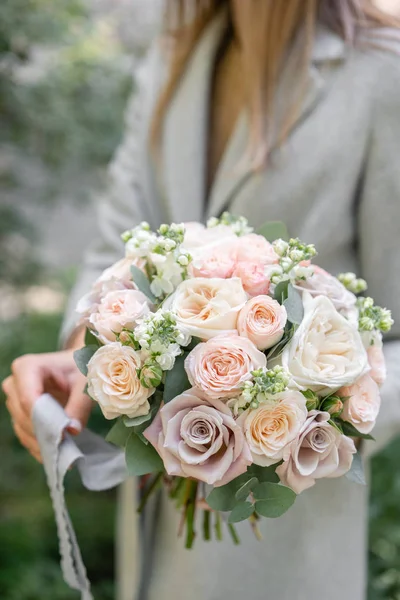 Spring mood. Young girl holding a beautiful wedding bouquet. flower arrangement with white and Pastel color flowers. — Stock Photo, Image