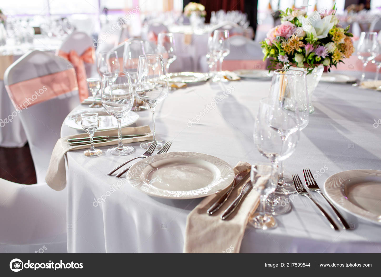 Round Table At A Luxury Wedding Reception Beautiful Flowers On