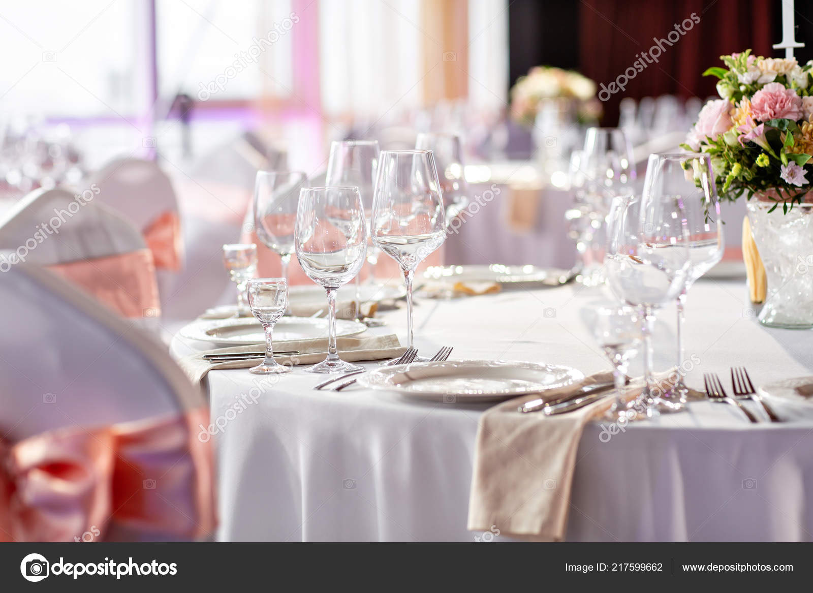 Round Table At A Luxury Wedding Reception Beautiful Flowers On