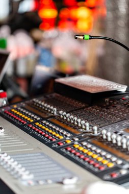 Karıştırma konsol ışık ekipman işletmeci konserinde. Resepsiyon mühendis veya müzik yapımcısı ile karıştırma ses kayıt stüdyosu