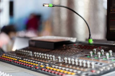 Karıştırma konsol ışık ekipman işletmeci konserinde. Resepsiyon mühendis veya müzik yapımcısı ile karıştırma ses kayıt stüdyosu