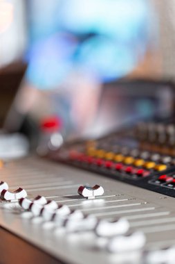 Resepsiyon mühendis veya müzik yapımcısı ile karıştırma ses kayıt stüdyosu