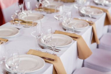 Bir lüks düğün Resepsiyon masasında. Masanın üzerine güzel çiçekler. Garsonlar, cam gözlük, yemekleri iş,