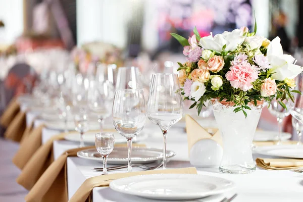 桌上的豪华婚礼招待会。桌子上有美丽的花朵。上菜, 玻璃杯, 服务员工作, — 图库照片