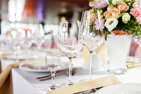 Táblázat Ifjú Beállítása Egy Luxus Esküvői Fogadás Gyönyörű Virágok Asztalon — Stock Fotó