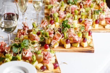 Resepsiyon büfedeki. Ürün yelpazesine kanepeler. Ziyafet Servisi. Gıda catering, peynir, jamon, prosciutto ve meyve ile aperatifler