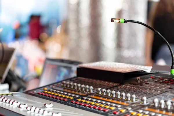Karıştırma konsol ışık ekipman işletmeci konserinde. Resepsiyon mühendis veya müzik yapımcısı ile karıştırma ses kayıt stüdyosu