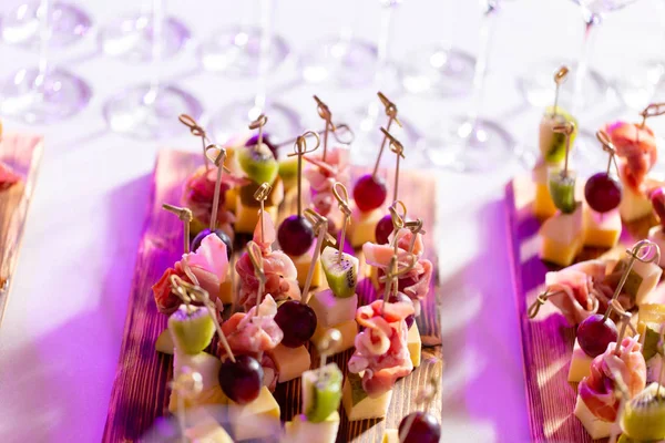 Leichte Snacks in einem Teller auf einem Buffettisch. Verschiedene Mini-Canapes, Delikatessen und Snacks, Restaurant-Essen bei Veranstaltungen. Ein Galaempfang. Geschmückter leckerer Tisch für eine Party Leckereien. — Stockfoto