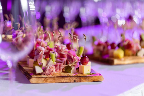 Light snacks in a plate on a buffet table. Assorted mini canapes, delicacies and snacks, restaurant food at event. A gala reception. Decorated delicious table for a party goodies. — Stock Photo, Image