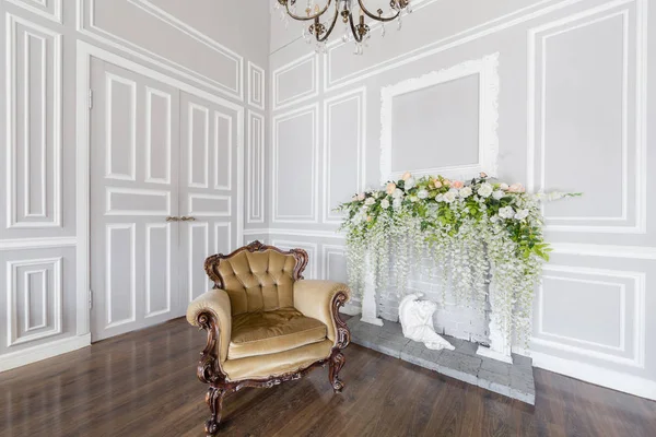 Sillón beige. Decoración estilo primavera. la chimenea blanca. Interior de la habitación luminosa en estilo clásico de lujo real —  Fotos de Stock
