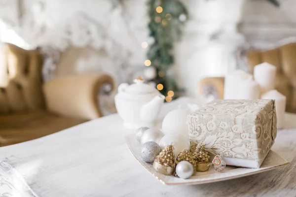 Hora do chá, bule branco e xícaras na mesa. Árvore de Natal decorada. Apartamentos clássicos com uma lareira branca . — Fotografia de Stock