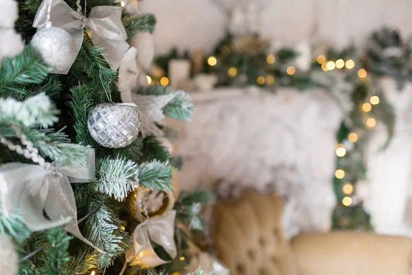 Στολισμένο χριστουγεννιάτικο δέντρο. Κλασικά διαμερίσματα με τζάκι λευκό. — Φωτογραφία Αρχείου