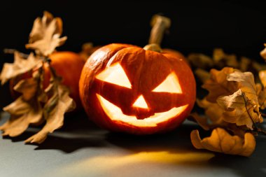 İçinde Halloween balkabağı hayalet fener mum yaktı.