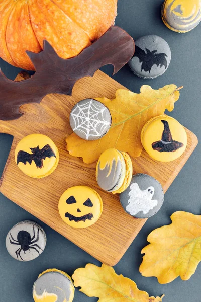 Halloween straszne ciasteczka z dyni na pokładzie cięcia drewnianych. wzorzec, nietoperz, patyna, duchy i pająki. Szary kolor tła, widok z góry — Zdjęcie stockowe
