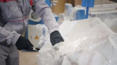 Atölye üretmekteyiz. Çalışan makine depodaki paketini açmalısınız. Havalandırma ve oluklar üretimi. Aracı ve Sac bükme donatımı.