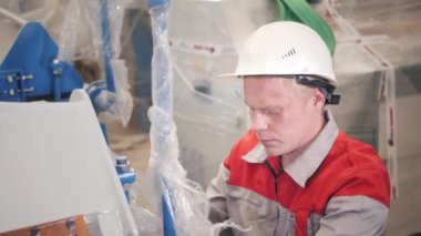 Atölye üretmekteyiz. Çalışan makine depodaki paketini açmalısınız. Havalandırma ve oluklar üretimi. Aracı ve Sac bükme donatımı.