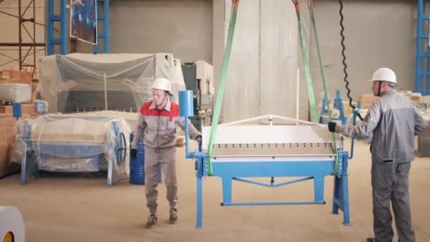 Výroba workshop. Dělníci pracující s jeřábem do skladu... Výroba ventilace a okapy. Nástroj a ohýbací zařízení pro plechové díly. — Stock video