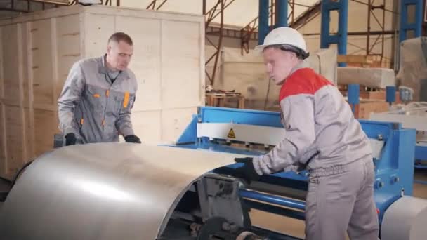 Taller de fabricación. Los trabajadores ajustan la máquina en el almacén. la producción de ventilación y canalones. Herramientas y equipos de flexión para chapa metálica . — Vídeos de Stock