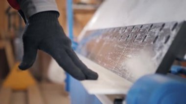 Atölye üretmekteyiz. İşçiler depoda makine ayarlar. Havalandırma ve oluklar üretimi. Aracı ve Sac bükme donatımı.