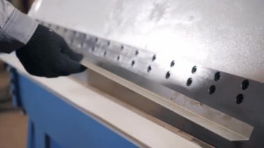 Atölye üretmekteyiz. İşçiler depoda makine ayarlar. Havalandırma ve oluklar üretimi. Aracı ve Sac bükme donatımı.