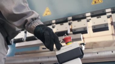 Araç ve Sac bükme donatımı. Atölye üretmekteyiz. İşçiler depoda makine ayarlar. Havalandırma ve Yağmur oluğu.