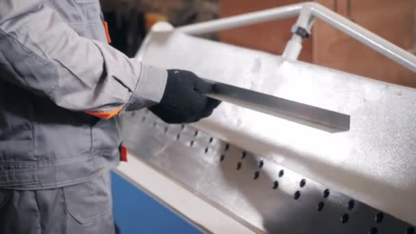Výroba workshop. Zaměstnanců upravuje stroj ve skladu. Výroba ventilace a okapy. Nástroj a ohýbací zařízení pro plechové díly. — Stock video