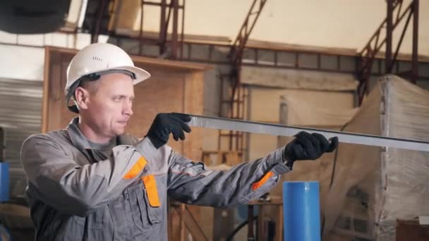 Oficina de fabricação. Os trabalhadores ajustam a máquina no armazém. a produção de ventilação e calhas. Ferramenta e equipamento de dobra para chapa metálica . — Vídeo de Stock