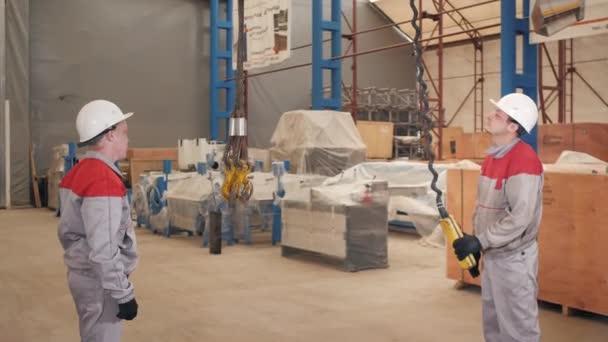 Výroba workshop. Dělníci pracující s jeřábem do skladu... Výroba ventilace a okapy. Nástroj a ohýbací zařízení pro plechové díly. — Stock video