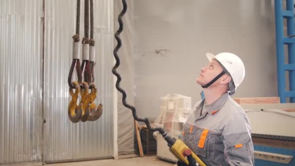 Oficina de fabricação. Trabalhadores que trabalham com um guindaste no armazém a produção de ventilação e calhas. Ferramenta e equipamento de dobra para chapa metálica . — Vídeo de Stock