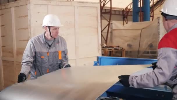 Výroba workshop. Zaměstnanců upravuje stroj ve skladu. Výroba ventilace a okapy. Nástroj a ohýbací zařízení pro plechové díly. — Stock video