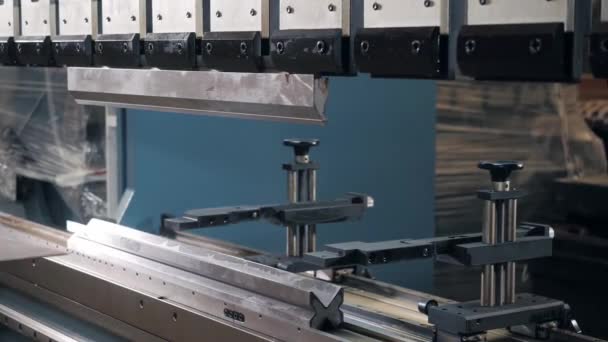 Equipo de herramientas y flexión para chapa metálica. taller de fabricación. Los trabajadores ajustan la máquina en el almacén. la producción de ventilación y canalones . — Vídeo de stock