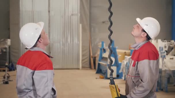 Officina di fabbricazione. Lavoratori che lavorano con una gru nel magazzino.. la produzione di ventilazione e grondaie. Macchine utensili e piegatrici per lamiere . — Video Stock