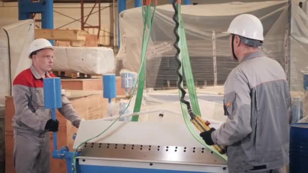 Taller de fabricación. Los trabajadores ajustan la máquina en el almacén. la producción de ventilación y canalones. Herramientas y equipos de flexión para chapa metálica . — Vídeos de Stock