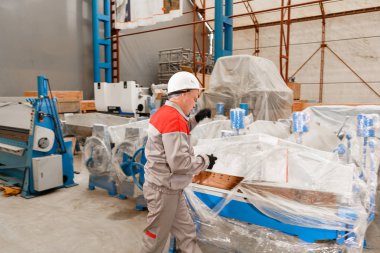 Atölye üretmekteyiz. Çalışan makine depodaki paketini açmalısınız. Havalandırma ve oluklar üretimi. Aracı ve Sac bükme donatımı.