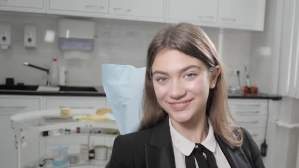 Retrato de una joven hermosa en la silla del dentista en la clínica dental. Medicina, salud, concepto estomatológico. dentista tratando a un paciente. Mujer sonriendo — Vídeos de Stock